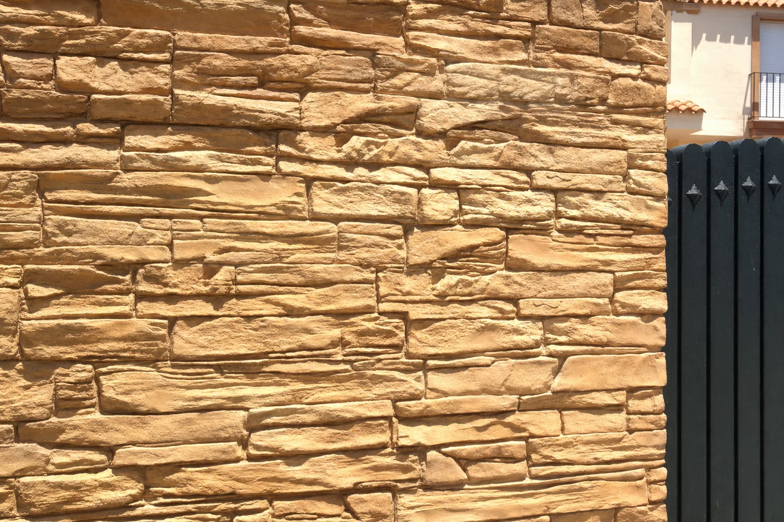 Mont Blanc - revestiment vertical de formigó imprès per a murs i parets 80x29 cm - Formigó Imprès Girona