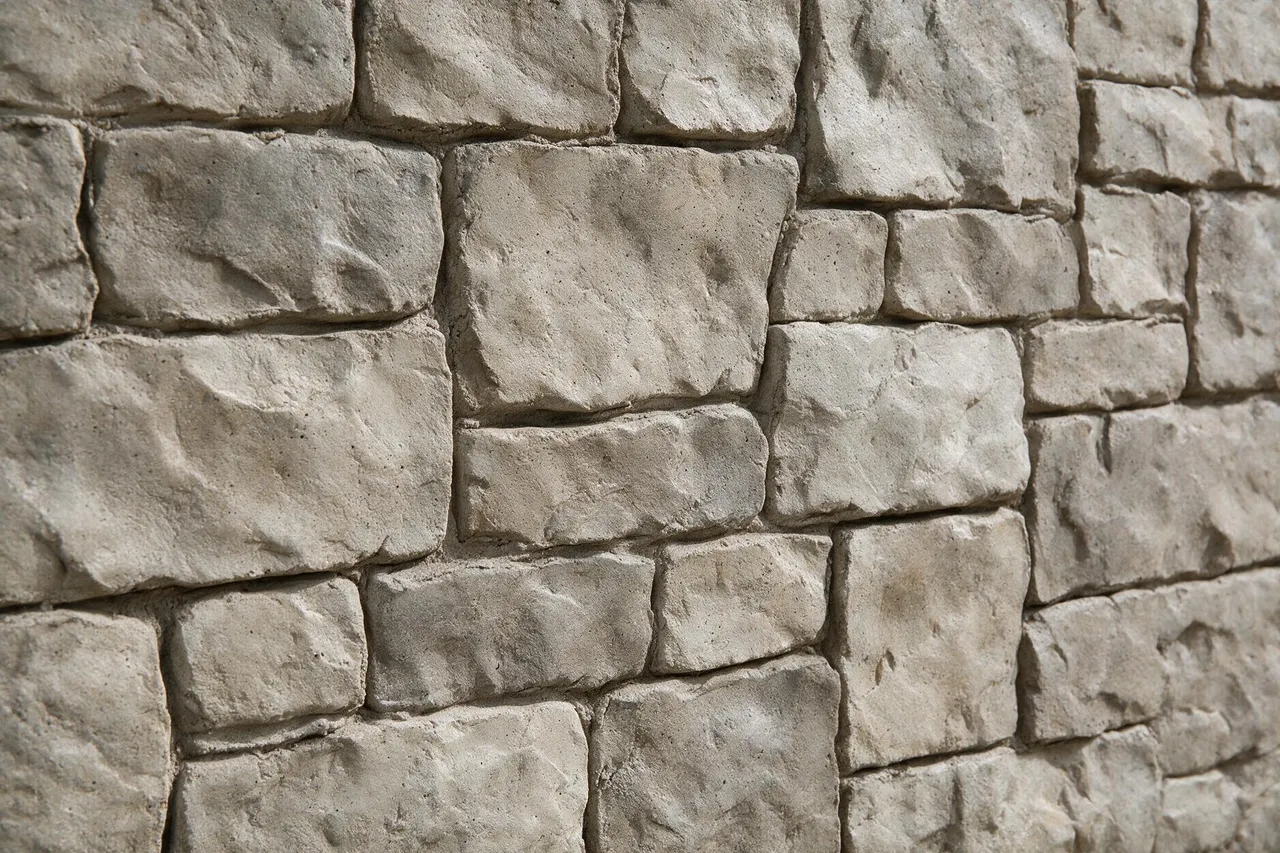 Detall de textura de formigó imprès vertical imitant blocs de pedra amb junta profunda